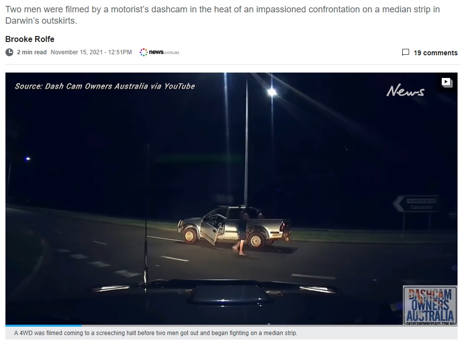 車のドアは不思議な壊れ方をしている（画像は『news.com.au　2021年11月15日付「Bizarre late-night street fight captured on dashcam」（Source: Dash Cam Owners Australia Via YouTube）』のスクリーンショット）
