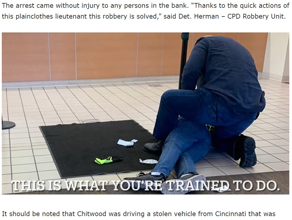 現金を奪った直後に警察が目の前に現れる（画像は『Scioto Post　2021年11月22日付「VIDEO: Columbus PlainsClothes Officer Stops Bank Robbery in Progress」』のスクリーンショット）
