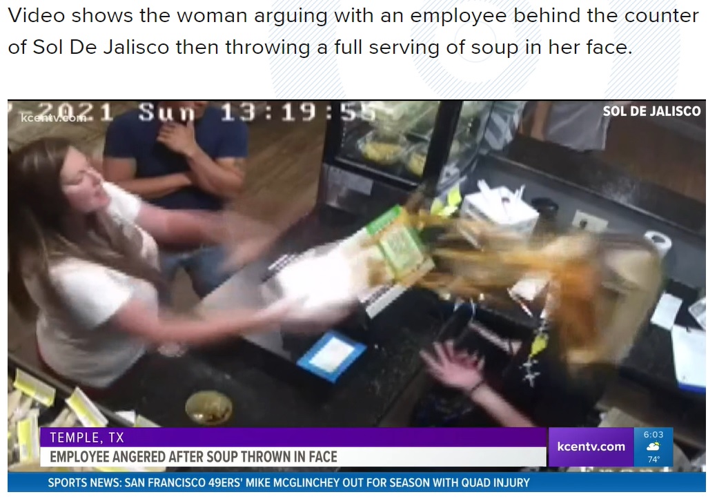商品のスープを店員にぶちまけた女性客（画像は『kcentv.com　2021年11月11日付「VIDEO: Woman who threw soup in face of Temple restaurant employee facing criminal charges, police say」』のスクリーンショット）