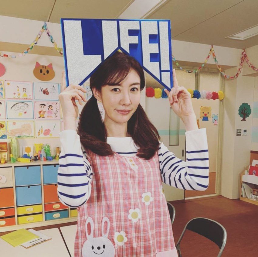 NHK『LIFE！』に出演したともさかりえ﻿（画像は『rie_tomosaka_official　2020年9月15日付Instagram「わーい！わーい！」』のスクリーンショット）