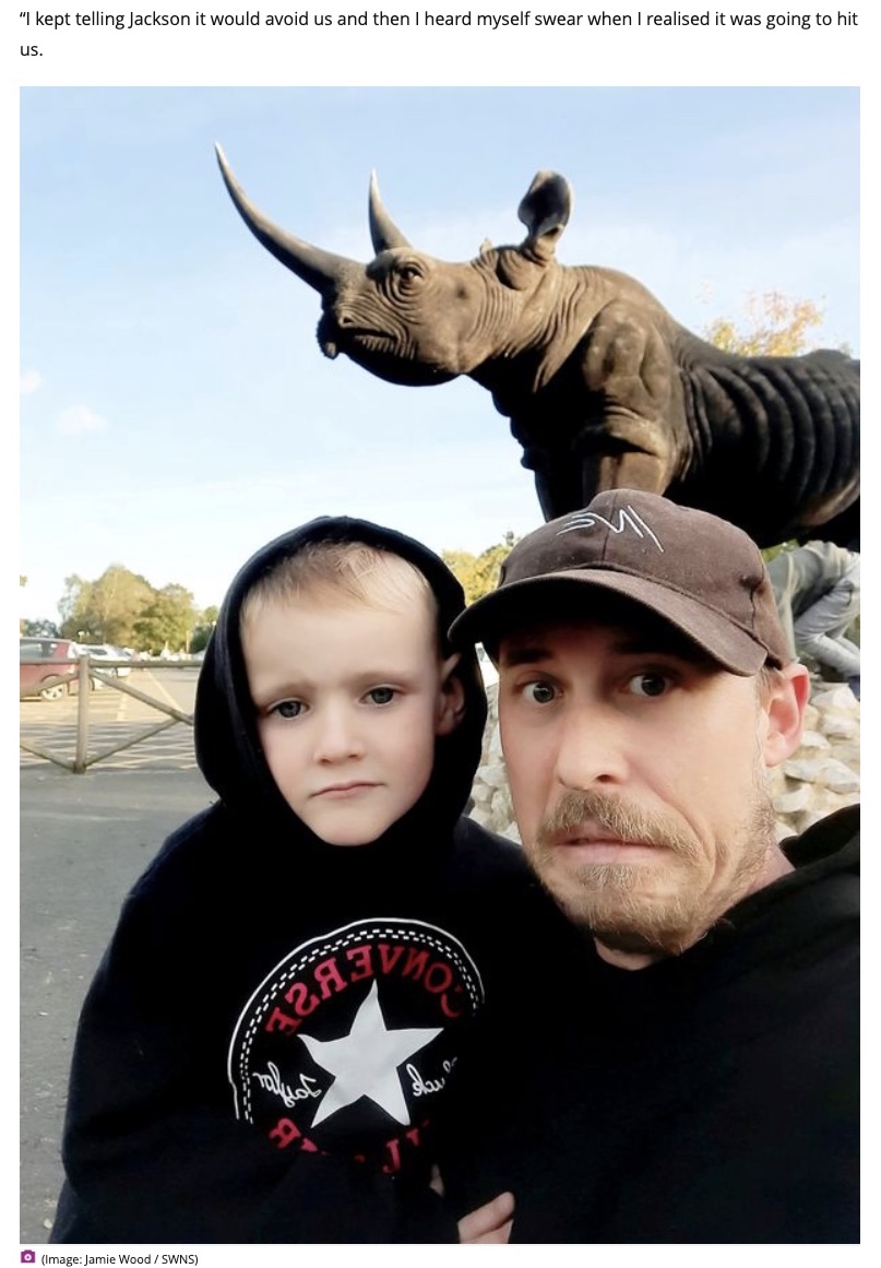 訪れたサファリパークでサイに襲われた親子（画像は『Birmingham Live　2021年11月29日付「Dad and son, 5, shaken after car ruined by rampaging mother rhino at safari park」（Image: Jamie Wood / SWNS）』のスクリーンショット）