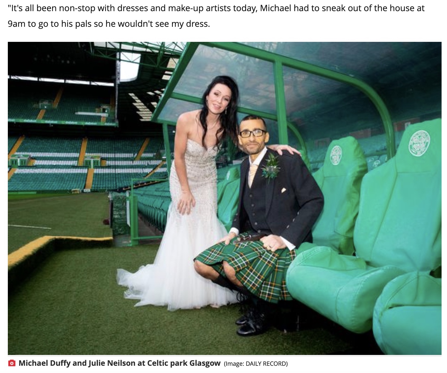 「セルティック・パーク」で式を挙げたジュリーさんとマイケルさん（画像は『Daily Record　2021年12月29日付「Scots couple marry at Celtic Park weeks after groom given shock terminal cancer diagnosis」（Image: DAILY RECORD）』のスクリーンショット）