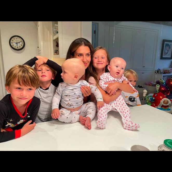 「生きる理由を与えてくれた」妻ヒラリアさんと愛する6人の子供達（画像は『Alec Baldwin　2021年9月1日付Instagram「Someone’s birthday is coming…」』のスクリーンショット）