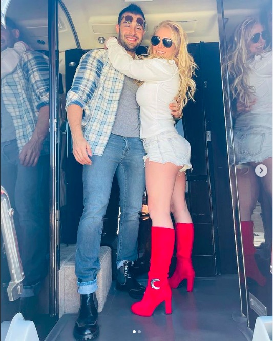 婚約者サム・アスガリさんとバースデー旅行へ出かけたブリトニー・スピアーズ（画像は『Britney Spears　2021年12月2日付Instagram「Oh the precious joy today !!!」』のスクリーンショット）