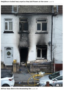 激しく燃えたドア（画像は『The Sun　2021年12月17日付「XMAS TRAGEDY Sutton fire: Mum was ‘shopping at Sainsbury’s’ as house fire killed four twins, 3 and 4, who were left home alone」（Credit: LNP）』のスクリーンショット）