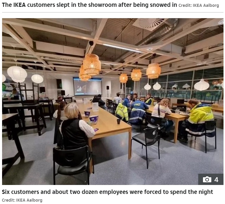 大画面のテレビを楽しむ光景も（画像は『The Sun　2021年12月3日付「SCANDI PLACE FOR A SLEEPOVER IKEA customers forced to bed down in store’s showroom after being SNOWED in」（Credit: IKEA Aalborg）』のスクリーンショット）