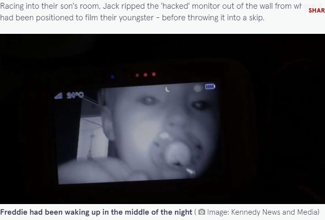 夜中に目覚めたフレディ君（画像は『The Mirror　2021年12月8日付「Parents ‘sickened’ after catching ‘creep’ talking to their baby through camera」（Image: Kennedy News and Media）』のスクリーンショット）