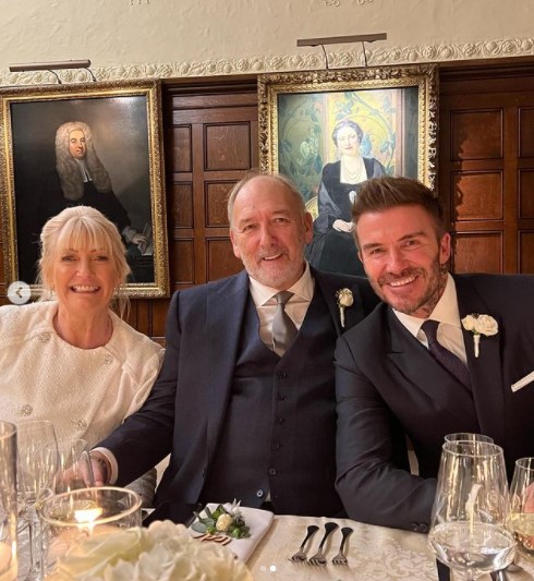 結婚したヒラリーさんとテッドさん、介添人のデヴィッド（画像は『David Beckham　2021年12月14日付Instagram「Beautiful day celebrating my dad and Hillary’s wedding.」』のスクリーンショット）