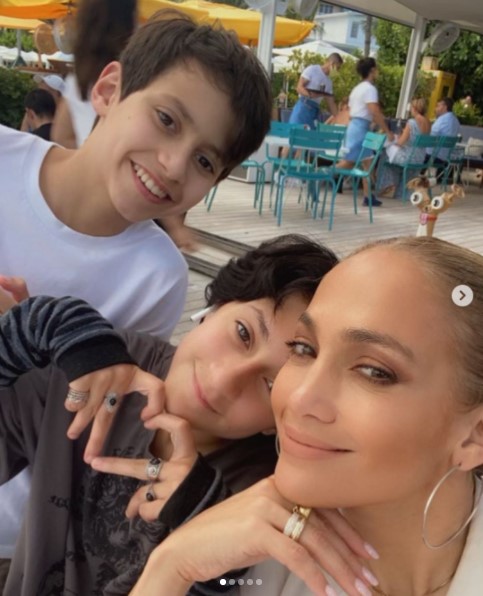 ジェニファー・ロペスと双子の子供達（画像は『Jennifer Lopez　2021年5月10日付Instagram「＃MothersDay with my mommy and coconuts!」』のスクリーンショット）