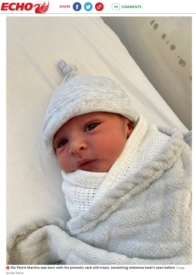 卵膜に包まれたまま誕生した赤ちゃん（画像は『Liverpool Echo　2021年12月21日付「New mum speechless after son’s rare ‘mermaid birth’」（Image: Jennifer Petrie）』のスクリーンショット）
