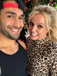 ツリーの前で寄り添う婚約者サムさんとブリトニー（画像は『Britney Spears　2021年11月25日付Instagram』のスクリーンショット）