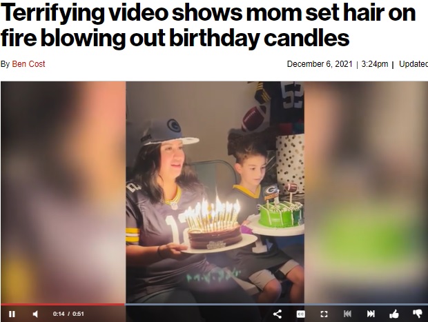 息子と合同誕生日会をする女性（画像は『New York Post　2021年12月6日付「Terrifying video shows mom set hair on fire blowing out birthday candles」（Kennedy News and Media）』のスクリーンショット）