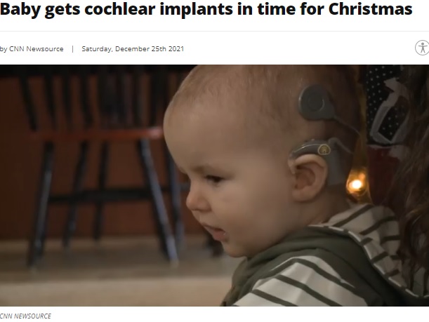 人工内耳で音を聞くことができるようになったエバレット君（画像は『WGXA　2021年12月25日付「Baby gets cochlear implants in time for Christmas」（CNN NEWSOURCE）』のスクリーンショット）