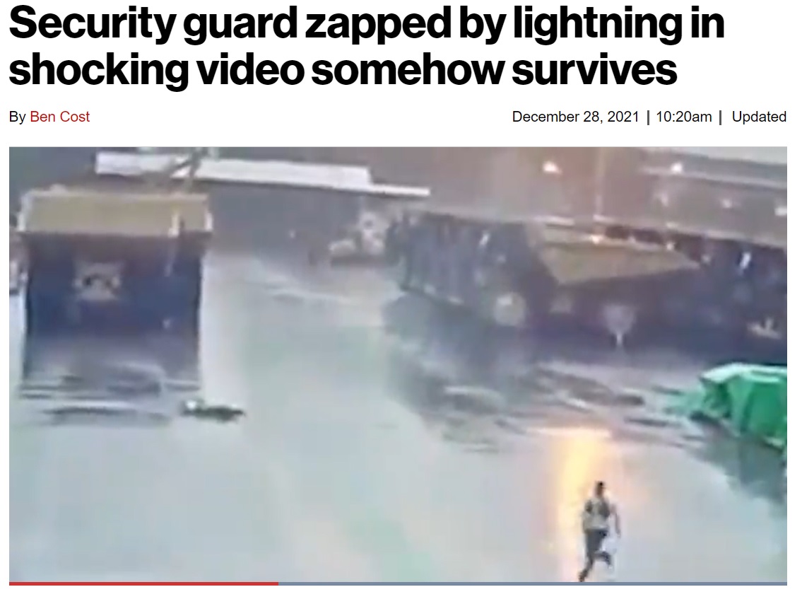 倒れた男性のもとへ駆け寄る同僚（画像は『New York Post　2021年12月28日付「Security guard zapped by lightning in shocking video somehow survives」』のスクリーンショット）