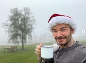 サンタ帽を被るデヴィッド（画像は『David Beckham　2021年12月24日付Instagram「Very Christmasy over here」』のスクリーンショット）