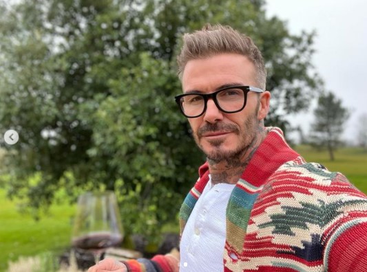 「デヴィッドは何を着ても似合う」とファン（画像は『David Beckham　2021年12月24日付Instagram「Very Christmasy over here」』のスクリーンショット）