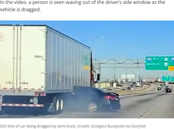 大型トラックに引きずられるホンダ車（画像は『FOX 32 Chicago　2021年12月3日付「Shocking video shows semi-truck dragging car down Illinois highway」（Credit: Grzegorz Buczynski via Storyful）』のスクリーンショット）