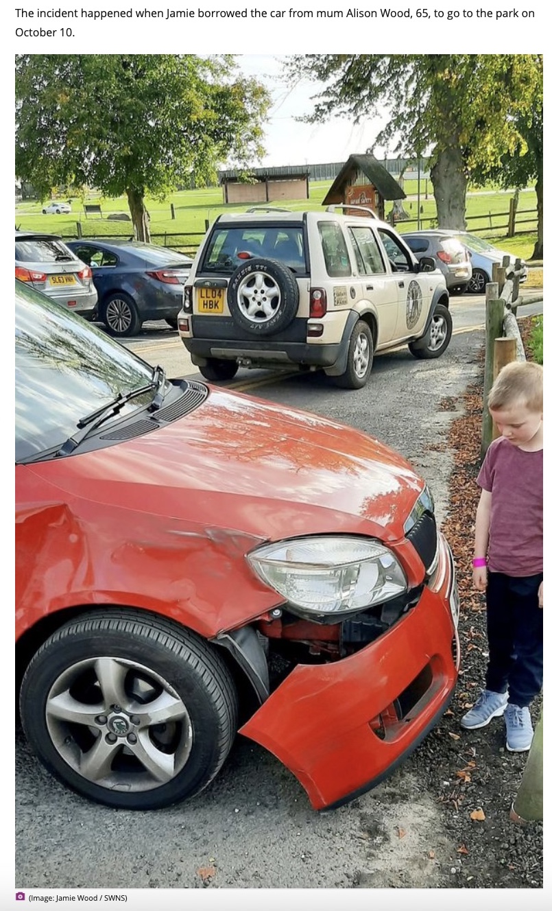 サイに破壊された車（画像は『Birmingham Live　2021年11月29日付「Dad and son, 5, shaken after car ruined by rampaging mother rhino at safari park」（Image: Jamie Wood / SWNS）』のスクリーンショット）