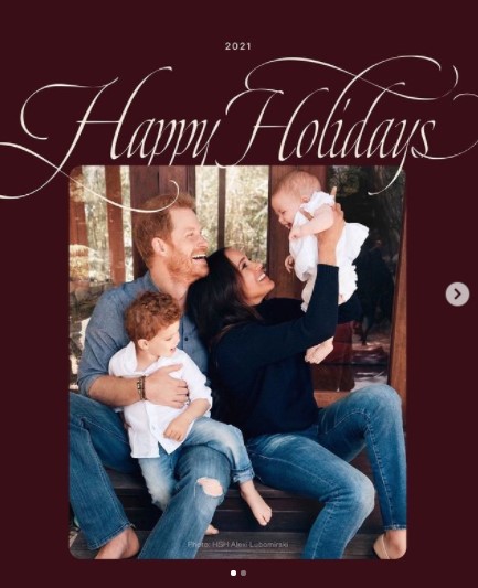ヘンリー王子夫妻のクリスマスカードに掲載されたファミリーショット（画像は『Team Rubicon　2021年12月23日付Instagram「We’re grateful to Archewell Foundation and Prince Harry and Meghan,」』のスクリーンショット）