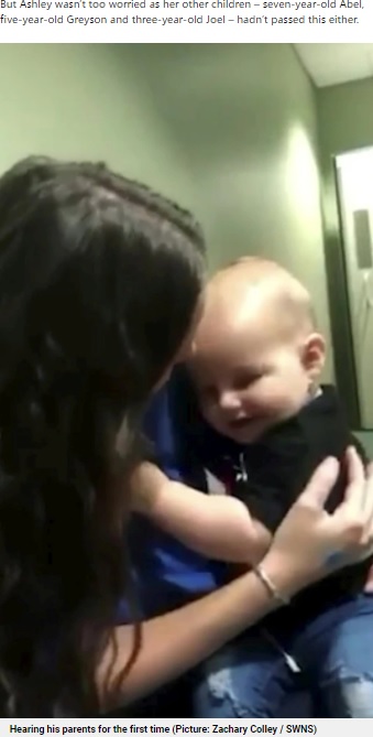 ママにハグするエバレット君（画像は『Metro　2021年12月22日付「Watch the incredible moment a deaf nine-month-old hears his mum and dad for the first time」（Picture: Zachary Colley / SWNS）』のスクリーンショット）