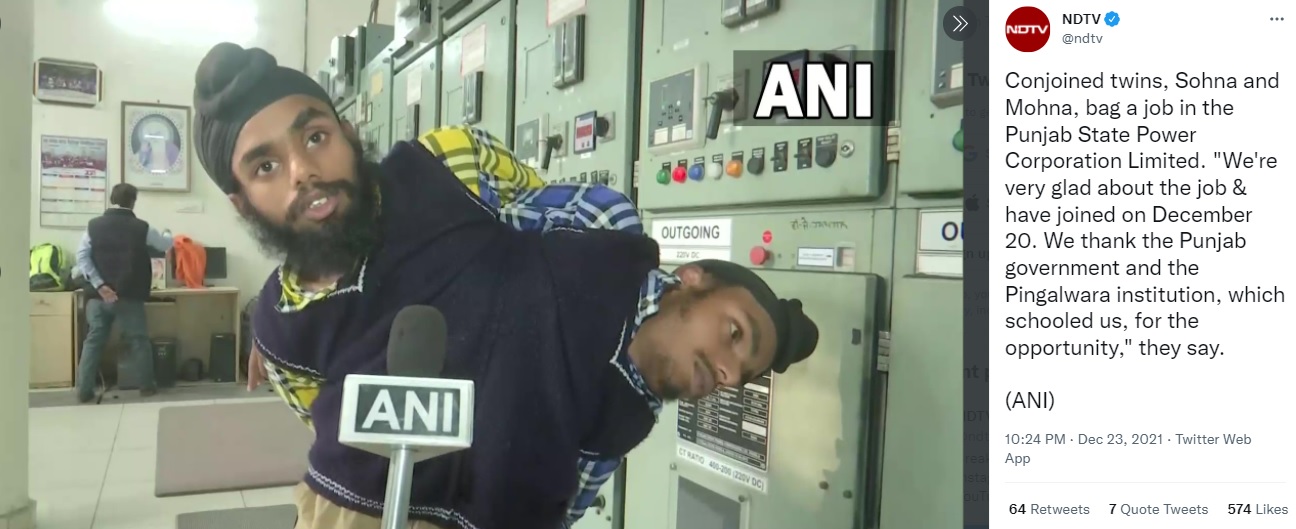 「夢の仕事を得た」と喜ぶ2人（画像は『NDTV　2021年12月23日付Twitter「Conjoined twins, Sohna and Mohna, bag a job in the Punjab State Power Corporation Limited.」』のスクリーンショット）