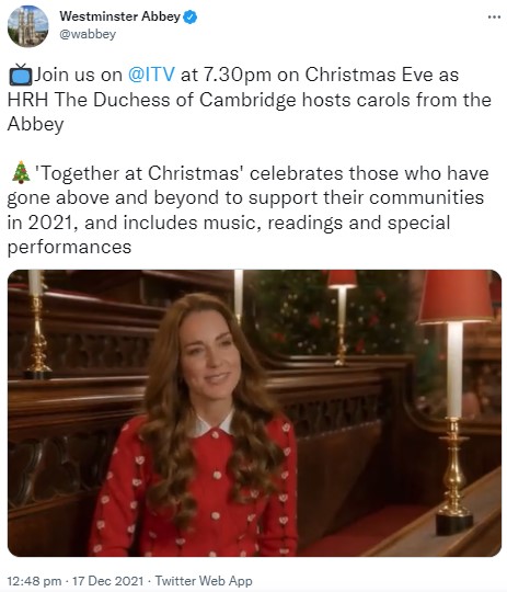 クリスマス礼拝で「ミュウミュウ」のカーディガンを着たキャサリン妃（画像は『Westminster Abbey 2021年12月17日付Twitter「Join us on ＠ITV at 7.30pm on Christmas Eve as HRH The Duchess of Cambridge hosts carols from the Abbey」』のスクリーンショット）