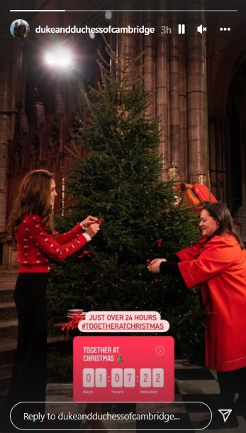 スタッフと一緒にクリスマスツリーの飾りつけをするキャサリン妃（画像は『Duke and Duchess of Cambridge　2021年12月23日付Instagram』のスクリーンショット）