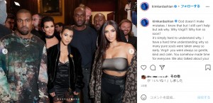 生前のアブロー氏（中央）、カニエとカーダシアン母娘の思い出のショット（画像は『Kim Kardashian West　2021年11月30日付Instagram「God doesn’t make mistakes.」』のスクリーンショット）