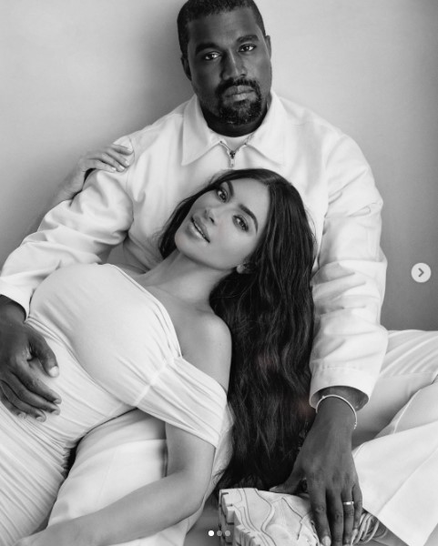 新ロマンス説浮上後初めてカニエとイベントに出席したキム・カーダシアン（画像は『Kim Kardashian West　2020年11月22日付Instagram「Happy 10 year anniversary to Kanye’s “My Beautiful Dark Twisted Fantasy” album.」』のスクリーンショット