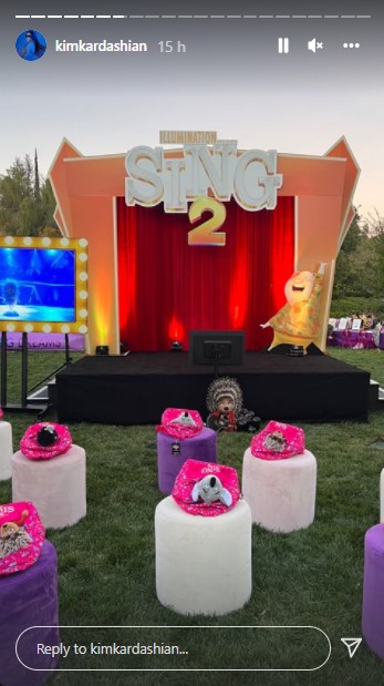 庭に設置された映画『SING/シング: ネクストステージ（原題: Sing 2）』をテーマにした舞台（画像は『Kim Kardashian West　2021年12月12日付Instagram』のスクリーンショット）