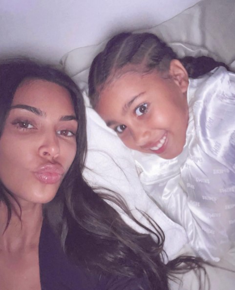 「おやすみ」と寄り添うキム・カーダシアンと娘ノースちゃん（画像は『Kim Kardashian West　2021年5月6日付Instagram「Good Night!」』のスクリーンショット）
