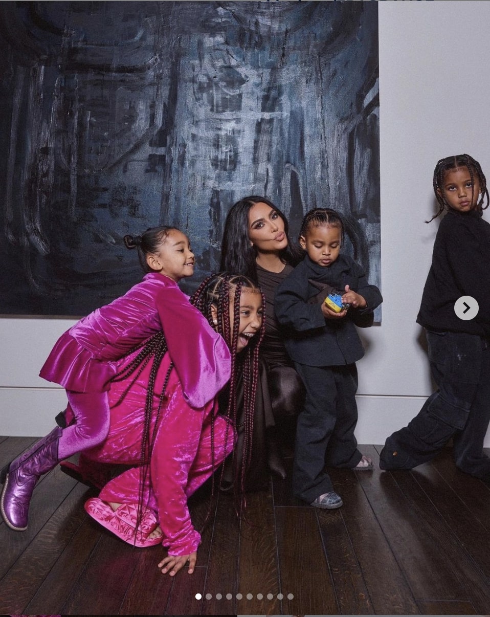 キムと4人の子供達（画像は『Kim Kardashian West　2021年12月28日付Instagram「Christmas Eve 2021」』のスクリーンショット）