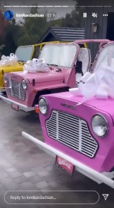 キムとクロエにプレゼントしたピンクのゴルフカート（画像は『Kim Kardashian West　2021年12月27日付Instagram』のスクリーンショット）