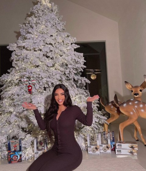母から超豪華なクリスマスプレゼントを受け取ったキム（画像は『Kim Kardashian West　2021年12月3日付Instagram「This year ＠HobbyTron is saving the holidays」』のスクリーンショット）