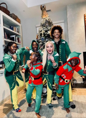 エルフの仮装をしたマドンナとアラマリクさん、4人の子供達（画像は『Madonna　2021年12月6日付Instagram「I’m the awkward looking Elf」』のスクリーンショット）