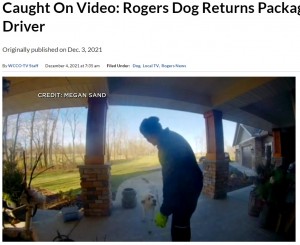 玄関先へ向かうドライバーを追いかけるニクソン（画像は『CBS Minnesota　2021年12月3日付「Caught On Video: Rogers Dog Returns Package To Delivery Driver」（CREDIT: MEGAN SAND）』のスクリーンショット）