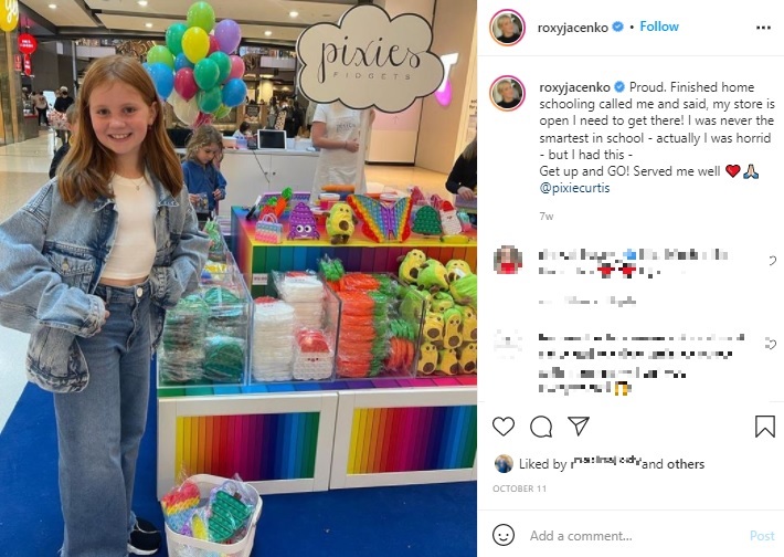 おもちゃ販売が大成功の10歳女児（画像は『ROXY JACENKO　2021年10月11日付Instagram「Proud.」』のスクリーンショット）