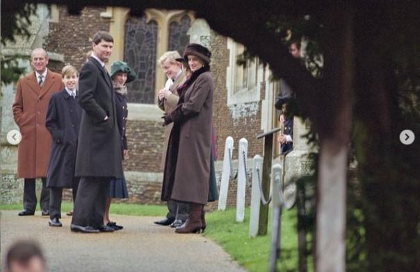 亡き母ダイアナ妃と少年期のウィリアム王子（画像は『Duke and Duchess of Cambridge　2021年12月5日付Instagram「My whole family have a passion for walking」』のスクリーンショット）