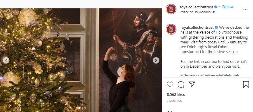 謁見室のクリスマスツリーのオーナメントを確認するスタッフ（画像は『Royal Collection Trust　2021年12月2日付Instagram「We’ve decked the halls at the Palace of Holyroodhouse with glittering decorations and twinkling trees.」』のスクリーンショット）