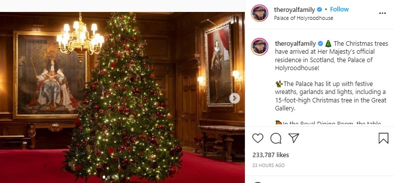 高さ4.5メートルの豪華なクリスマスツリー（画像は『The Royal Family　2021年12月4日付Instagram「The Christmas trees have arrived at Her Majesty’s official residence in Scotland, the Palace of Holyroodhouse!」』のスクリーンショット）