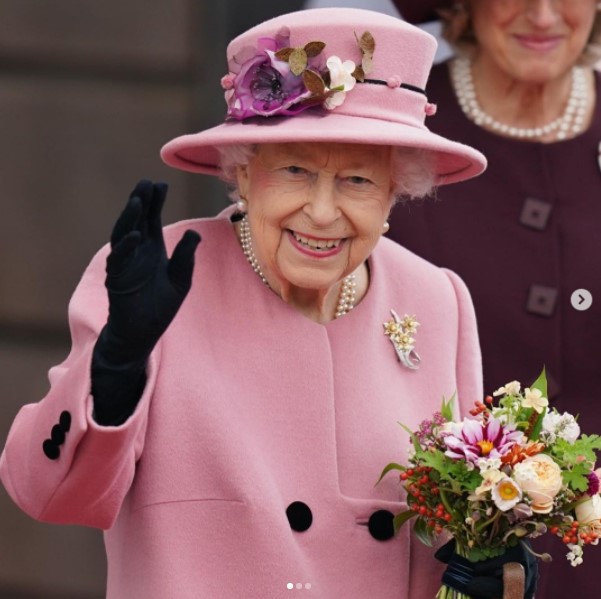 エリザベス女王、クリスマスはウィンザー城で過ごすことに（画像は『The Royal Family　2021年10月14日付Instagram「The Queen, The Prince of Wales and The Duchess of Cornwall attended the Opening of Welsh Parliament, ＠seneddwales , this morning.」』のスクリーンショット）