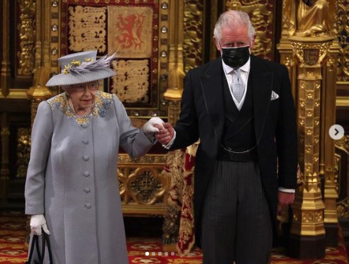 エリザベス女王、クリスマスはチャールズ皇太子夫妻と過ごすことに（画像は『Clarence House　2021年5月11日付Instagram「Her Majesty The Queen, accompanied by The Prince of Wales and The Duchess of Cornwall, opened a new session of Parliament this morning.」』のスクリーンショット）