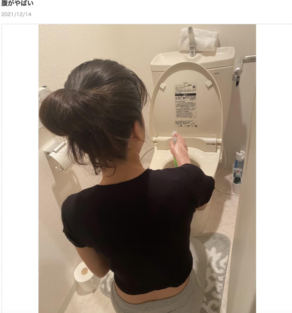 才賀の使用後のトイレを掃除する恋人（画像は『才賀紀左衛門　2021年12月14日付オフィシャルブログ「腹がやばい」』のスクリーンショット）