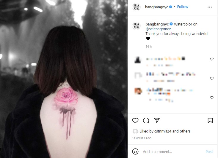 セレーナのうなじに入れた大きなバラの花のタトゥー（画像は『Bang Bang Tattoo　2021年12月28日付Instagram「Watercolor on ＠selenagomez」』のスクリーンショット）