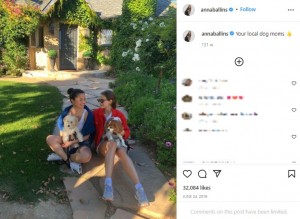 お互いの愛犬を抱いて微笑むセレーナとアンナ（画像は『Anna Collins 2019年6月24日付Instagram「Your local dog moms」』のスクリーンショット）