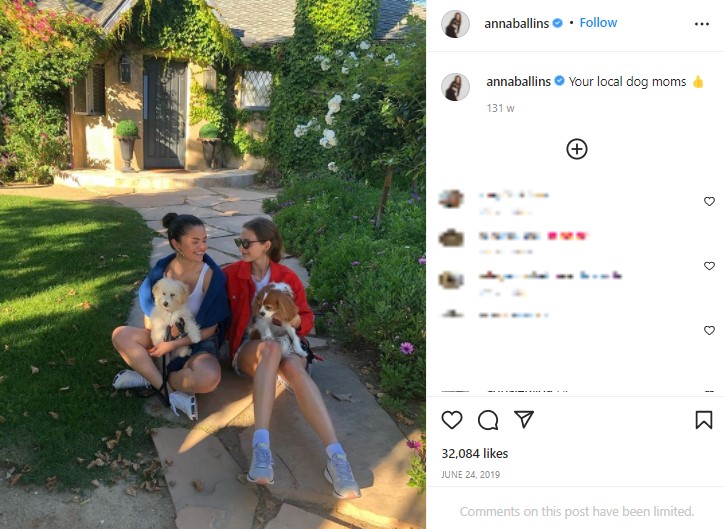 お互いの愛犬を抱いて微笑むセレーナとアンナ（画像は『Anna Collins 2019年6月24日付Instagram「Your local dog moms」』のスクリーンショット）