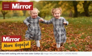 【海外発！Breaking News】笑顔輝くダウン症の女児、二卵性双生児の姉妹の励ましで最初の一歩を踏み出す（英）