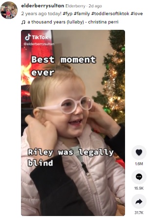 初めて眼鏡をかけたライリーちゃん（画像は『Elderberry　2021年12月1日付TikTok「2 years ago today!」』のスクリーンショット）