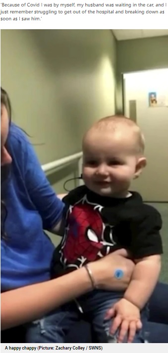 初めて両親の声を聞いて笑顔を見せる男児（画像は『Metro　2021年12月22日付「Watch the incredible moment a deaf nine-month-old hears his mum and dad for the first time」（Picture: Zachary Colley / SWNS）』のスクリーンショット）