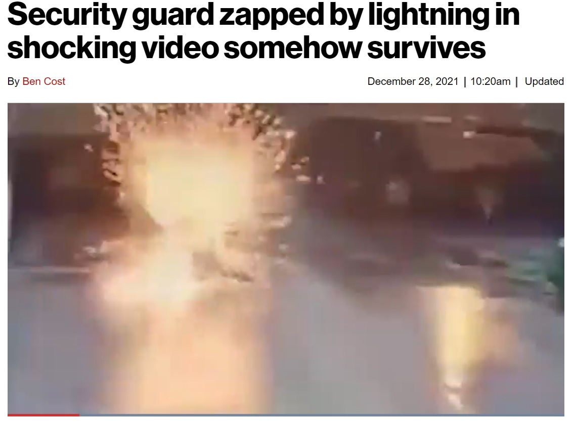 雷が落ちると大きく火花が散った（画像は『New York Post　2021年12月28日付「Security guard zapped by lightning in shocking video somehow survives」』のスクリーンショット）